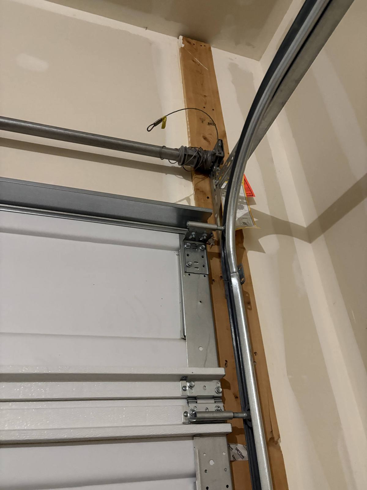 The end bearing plate above the door